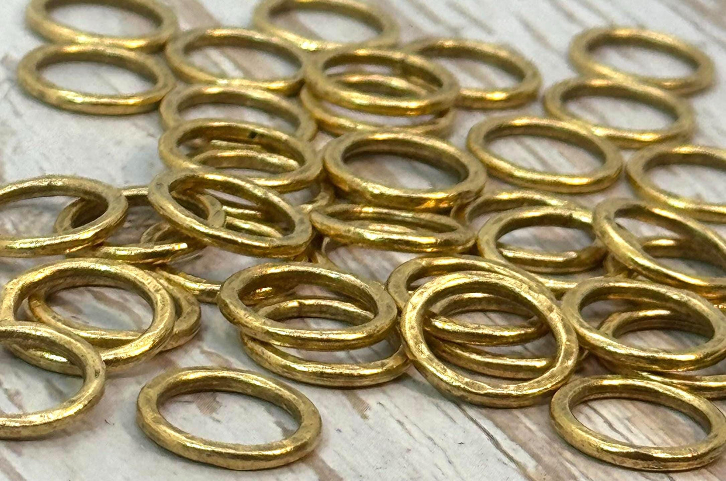 Anneaux de jonction martelés de 12 mm, soudés (lot de 2), plaqué or 18 carats vieilli - AG020