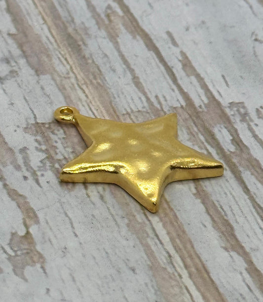 Amuleto de estrella martillado grueso, chapado en oro de 18K satinado - ST188