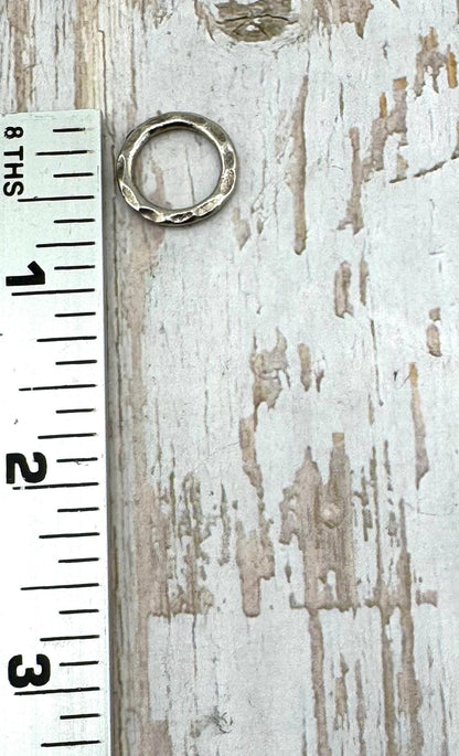 Anneaux brisés martelés de 16 mm, soudés (lot de 2), étain vieilli - PT378