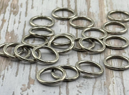 Anillas de conexión de 12 mm martilladas, soldadas (juego de 2), peltre antiguo - PT380