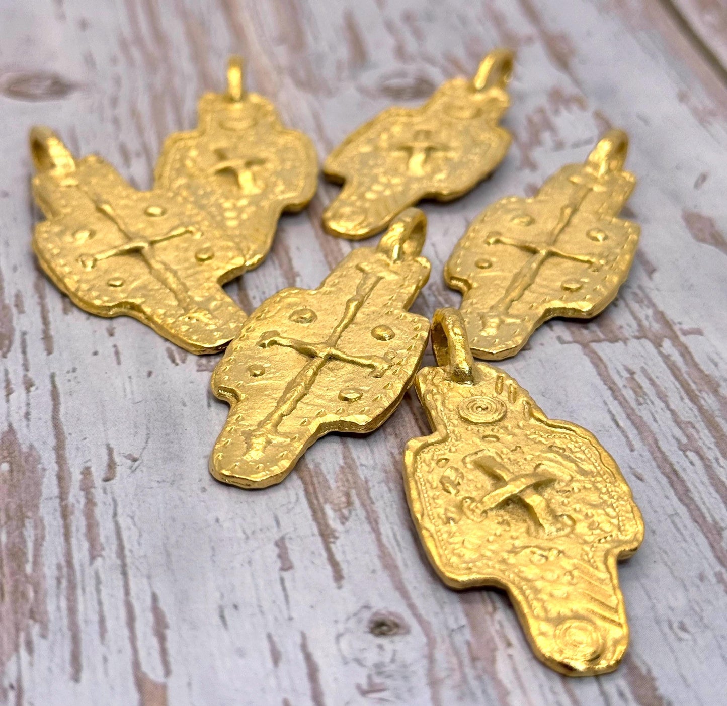 Grand pendentif croix double face, plaqué or 18 carats satiné - ST561