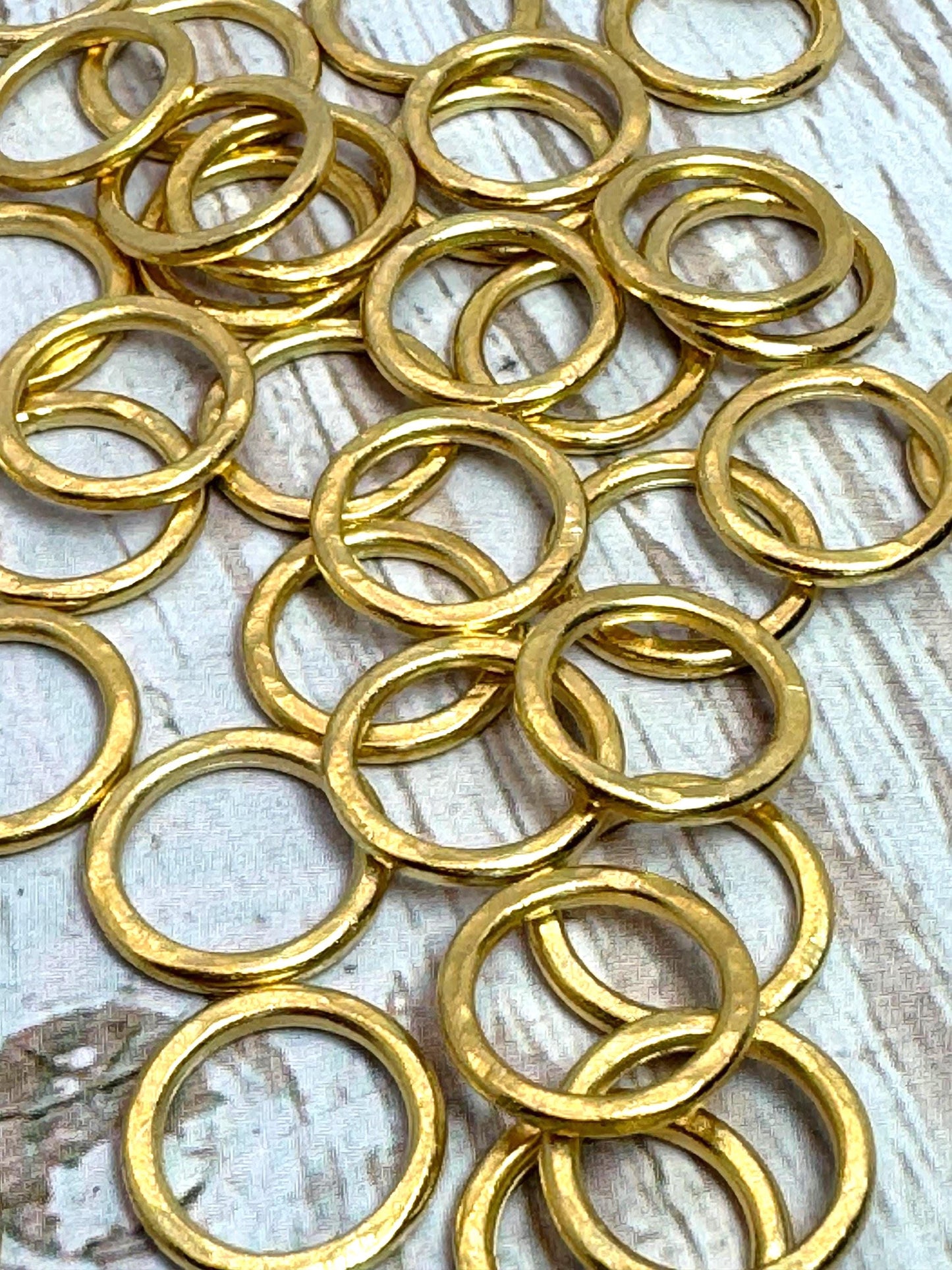 Anneaux de jonction martelés de 12 mm, soudés (lot de 2), plaqués or 18 carats satiné - ST200