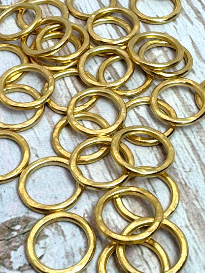 Anneaux de jonction martelés de 12 mm, soudés (lot de 2), plaqués or 18 carats satiné - ST200
