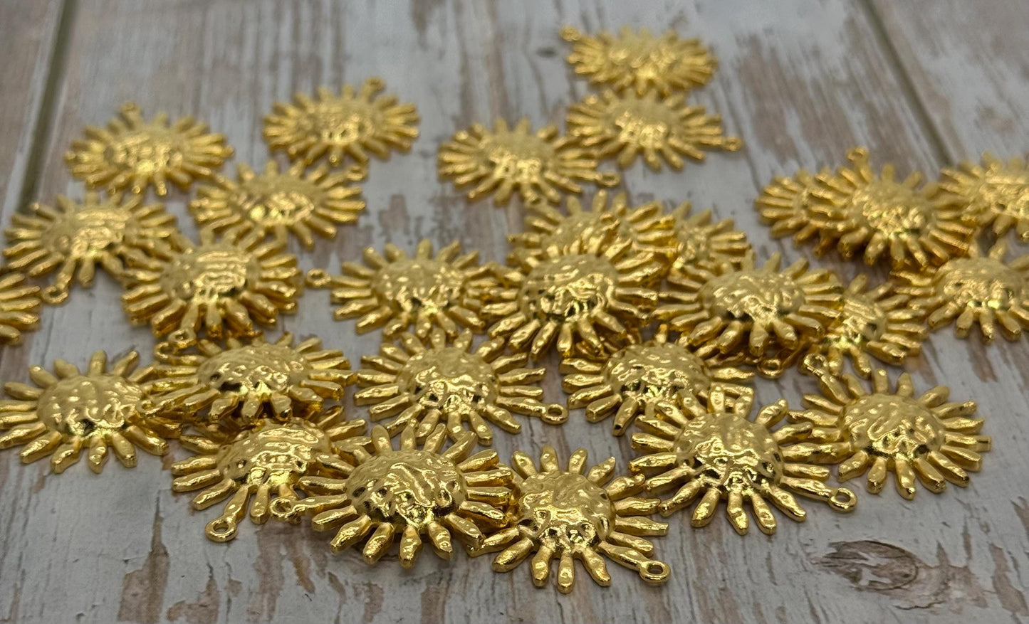 Pendentif Soleil Martelé, Plaqué Or 18 carats Satiné - ST181