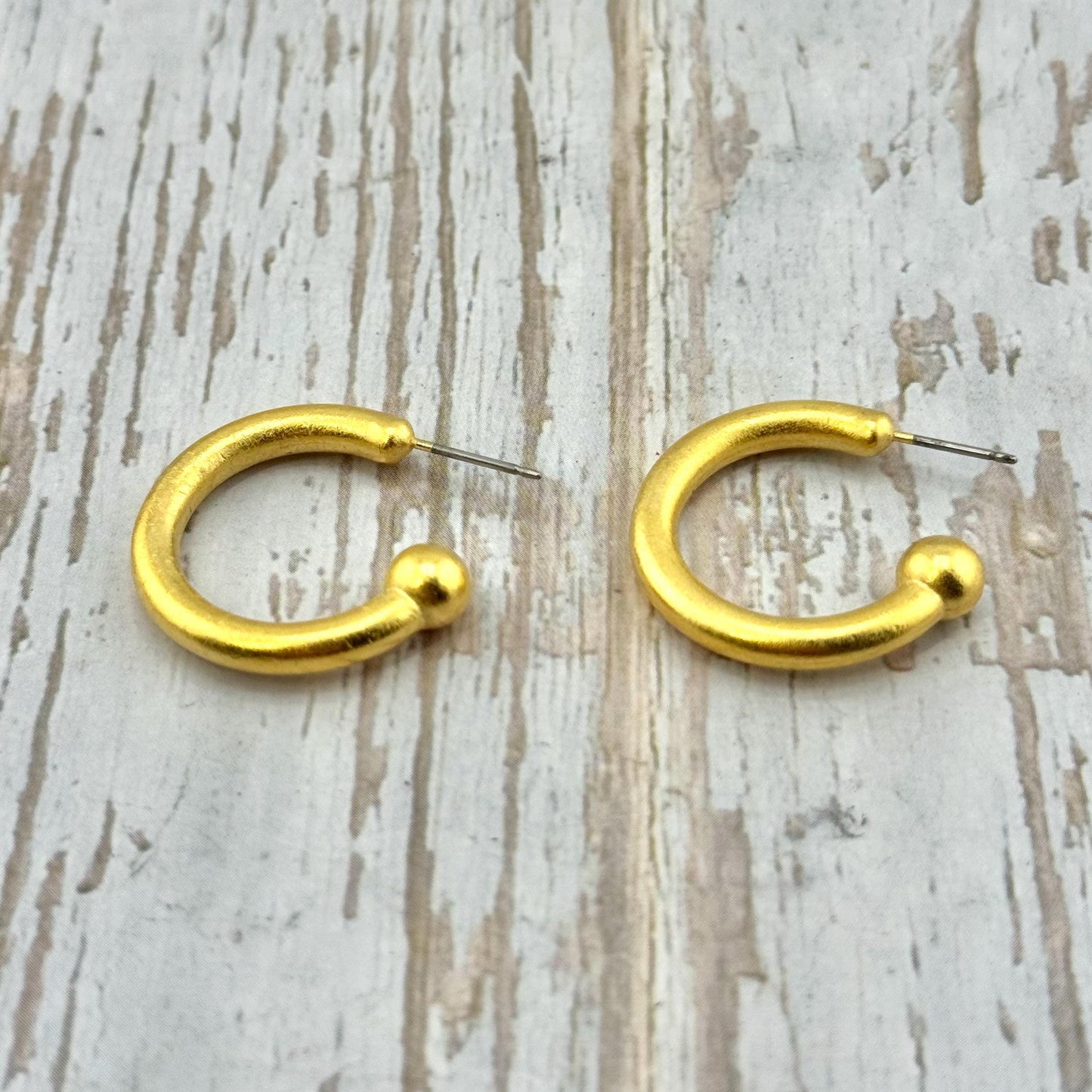 Pendientes de media luna, chapados en oro de 18k satinado - ST560