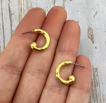 Pendientes Mini de Medio Aro Martillado, Chapado en Oro de 18k Satinado - ST689