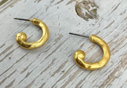 Pendientes Mini de Medio Aro Martillado, Chapado en Oro de 18k Satinado - ST689