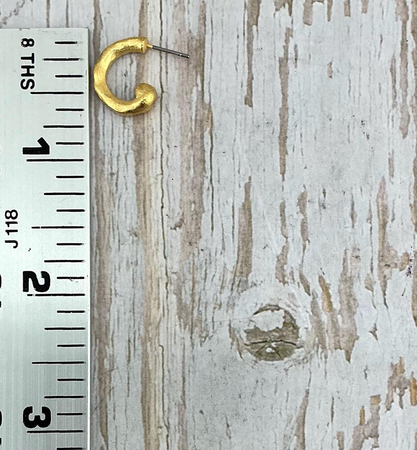 Pendientes Mini de Medio Aro Martillado, Chapado en Oro de 18k Satinado - ST689