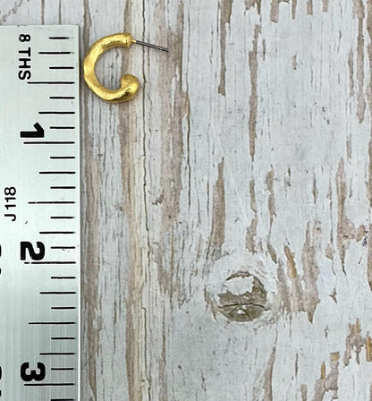 Pendientes Mini de Medio Aro Martillado, Chapado en Oro de 18k Satinado - ST689