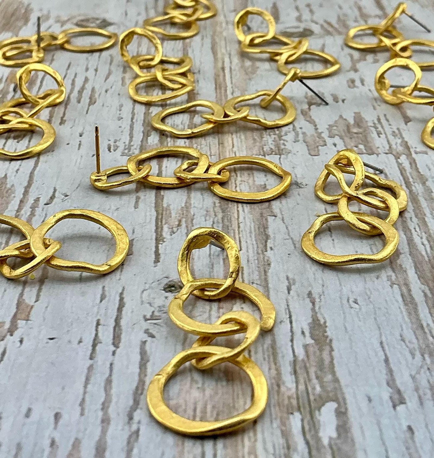 Boucles d'oreilles pendantes à anneaux entrelacés, plaqué or 18 carats satiné - ST690
