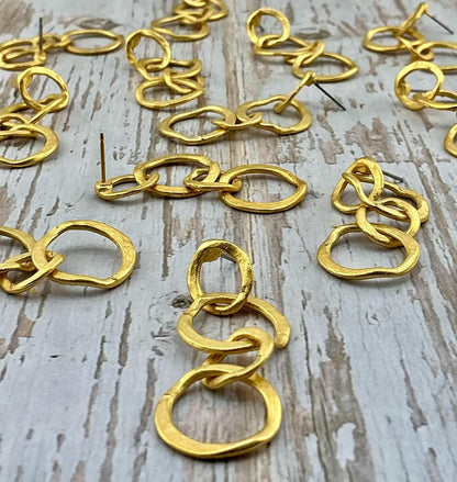 Boucles d'oreilles pendantes à anneaux entrelacés, plaqué or 18 carats satiné - ST690