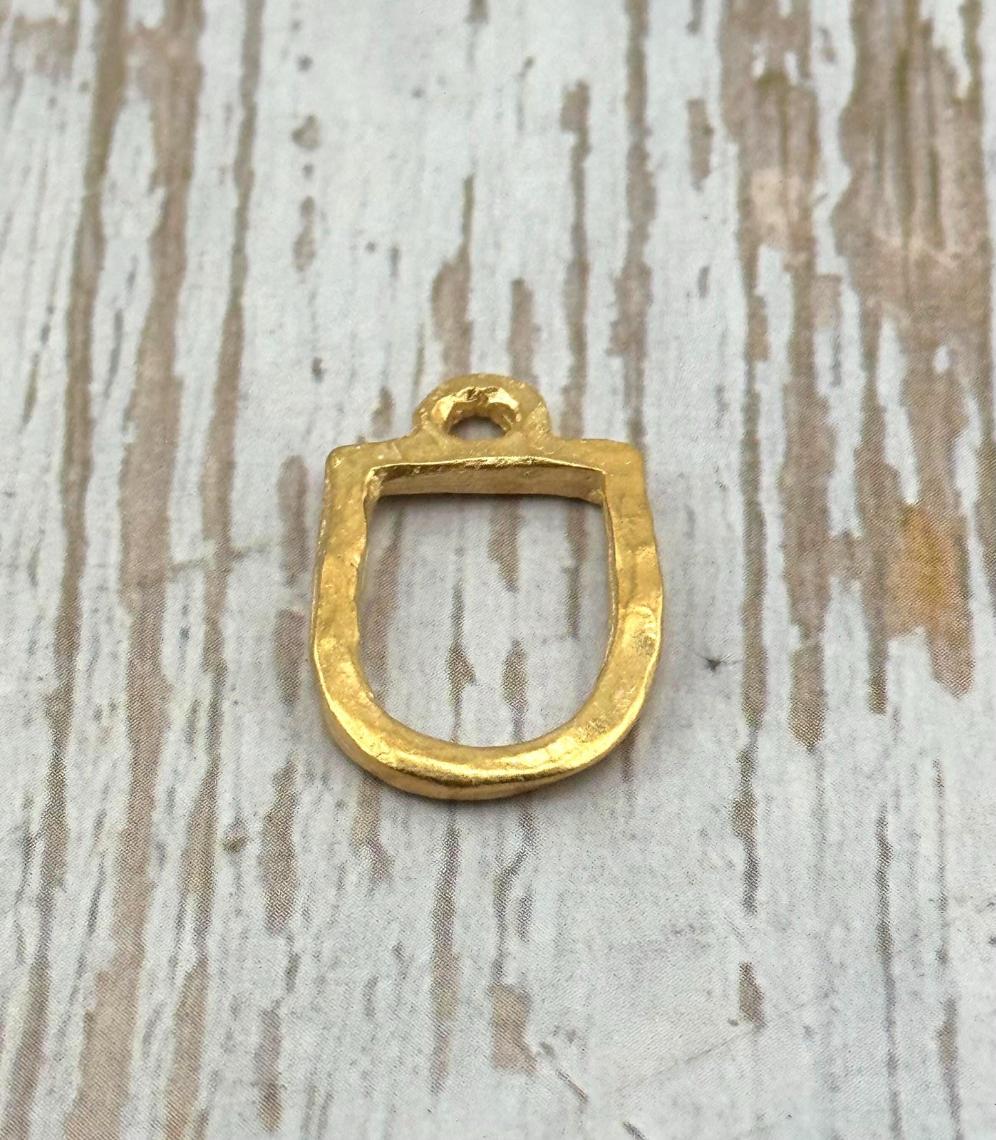 Connecteur breloque martelé, plaqué or 18 carats satiné - ST315