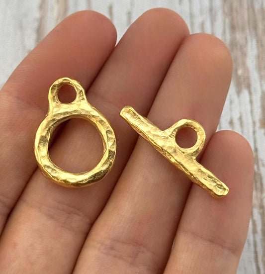 Broche redondo mediano, chapado en oro de 18 quilates satinado - ST316