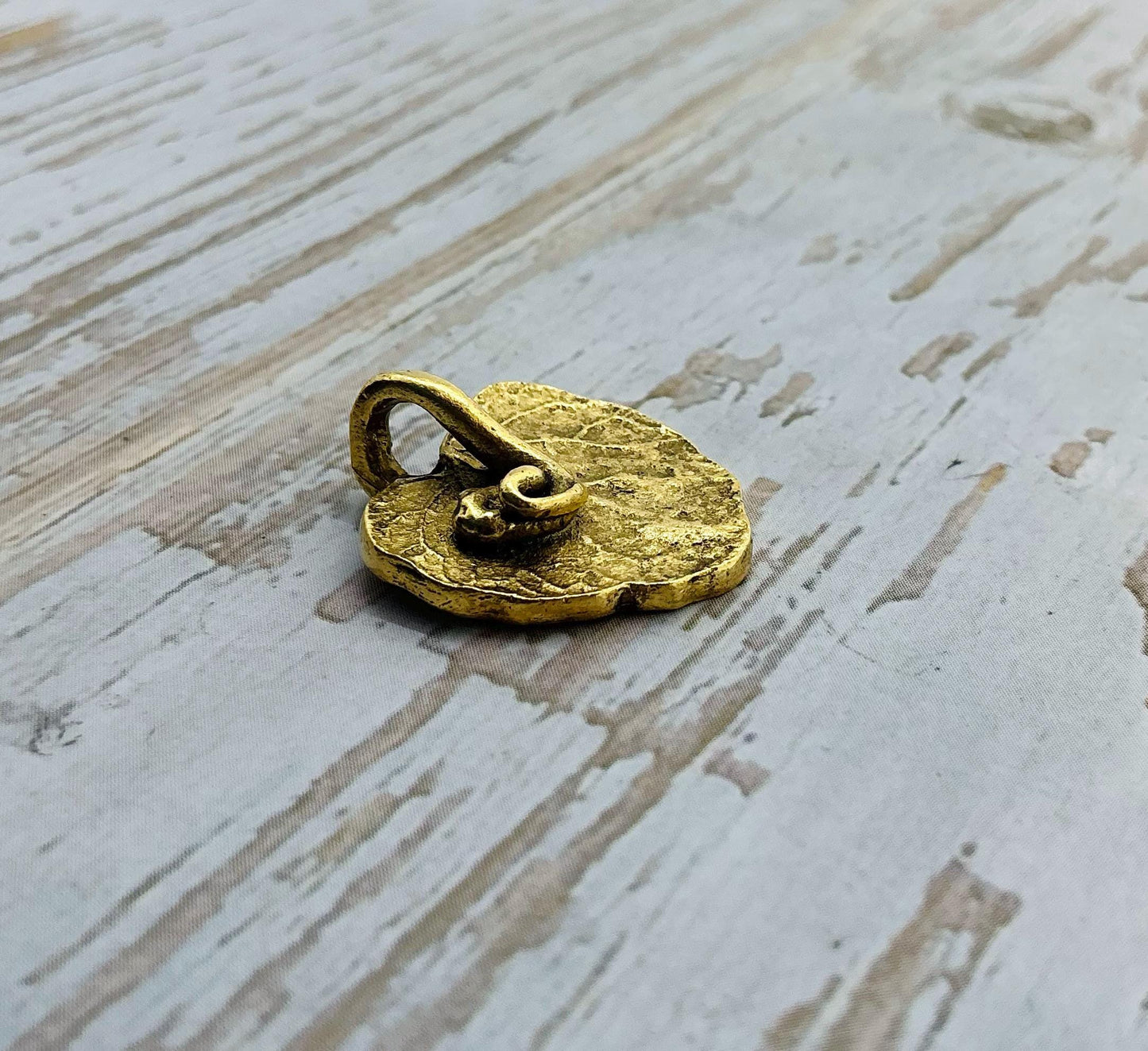 Pendentif Feuille de Mélisse, Plaqué Or 18 Carats Vieilli - AG009