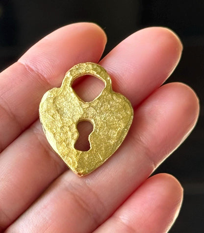 Breloque cœur cadenas martelé, plaqué or 18 carats satiné - ST292