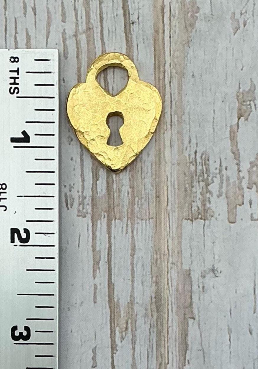 Breloque cœur cadenas martelé, plaqué or 18 carats satiné - ST292