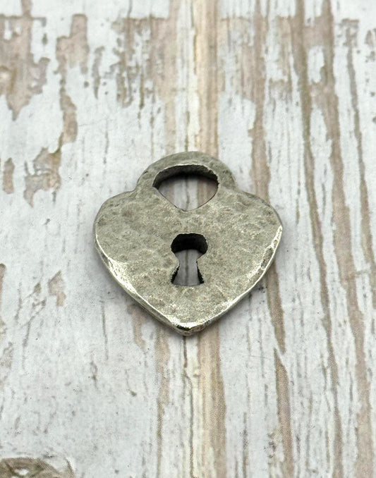 Breloque Cœur Cadenas Martelé, Étain Vieilli - PT472