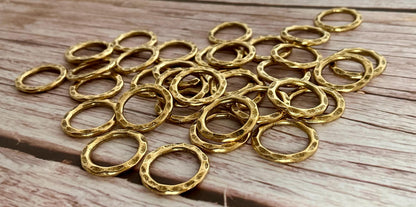 Anneaux brisés martelés 16mm, soudés (lot de 2), plaqué or 18k vieilli - AG018