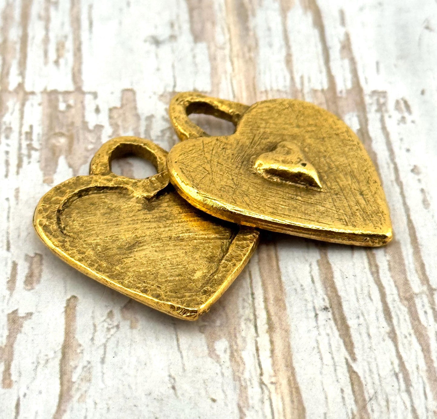 Colgante Corazón de Doble Cara, Chapado en Oro de 18k Envejecido - AG088