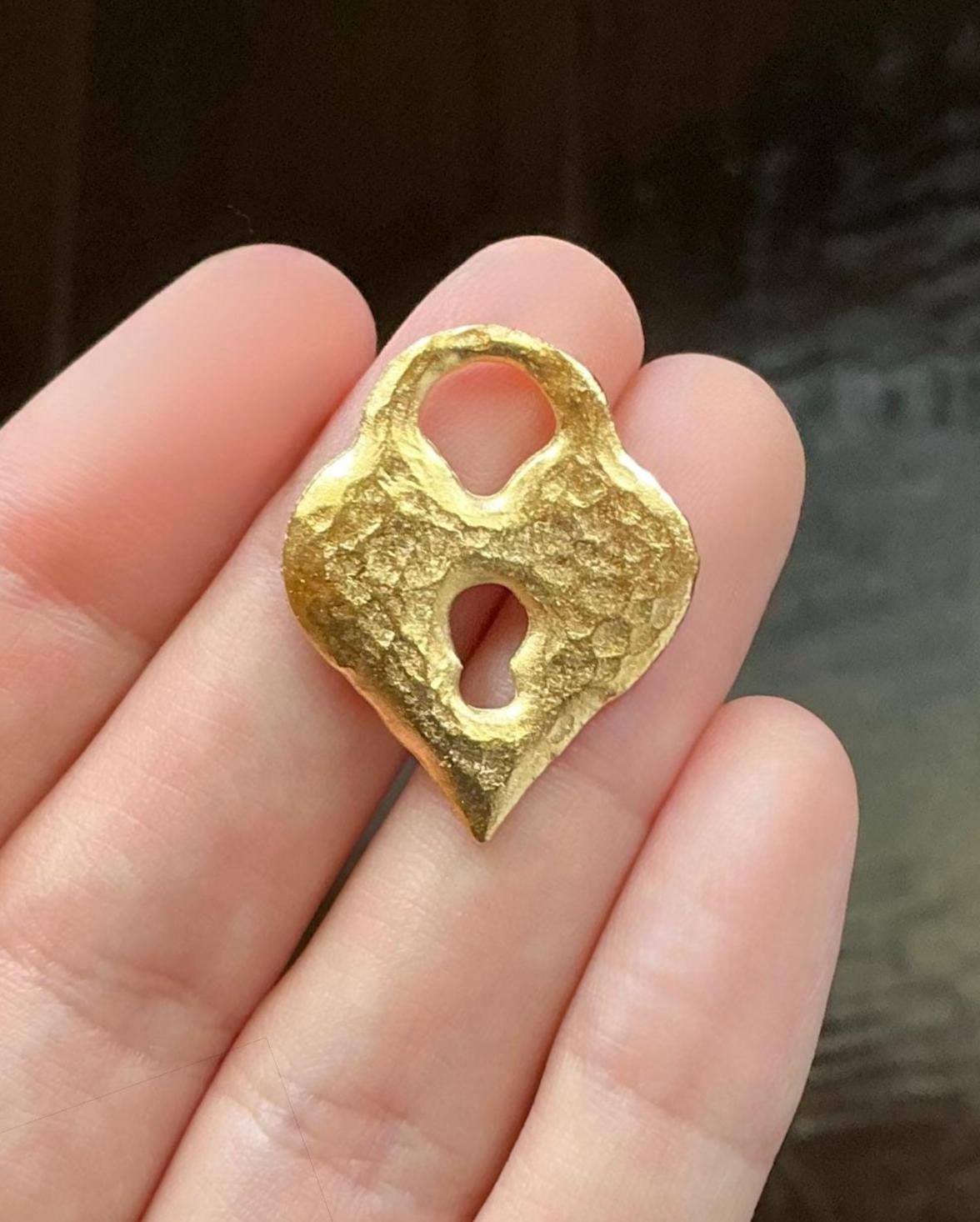 Breloque cœur cadenas martelé, plaqué or 18 carats satiné - ST327