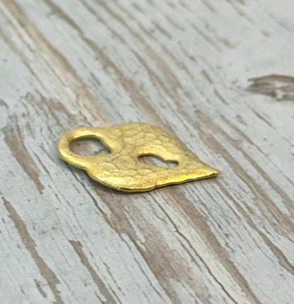 Breloque cœur cadenas martelé, plaqué or 18 carats satiné - ST327