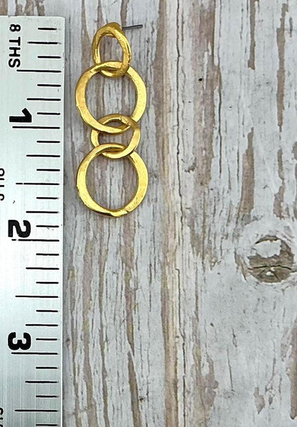 Boucles d'oreilles pendantes à anneaux entrelacés, plaqué or 18 carats satiné - ST690
