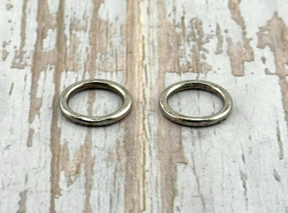 Anillas de conexión de 12 mm martilladas, soldadas (juego de 2), peltre antiguo - PT380