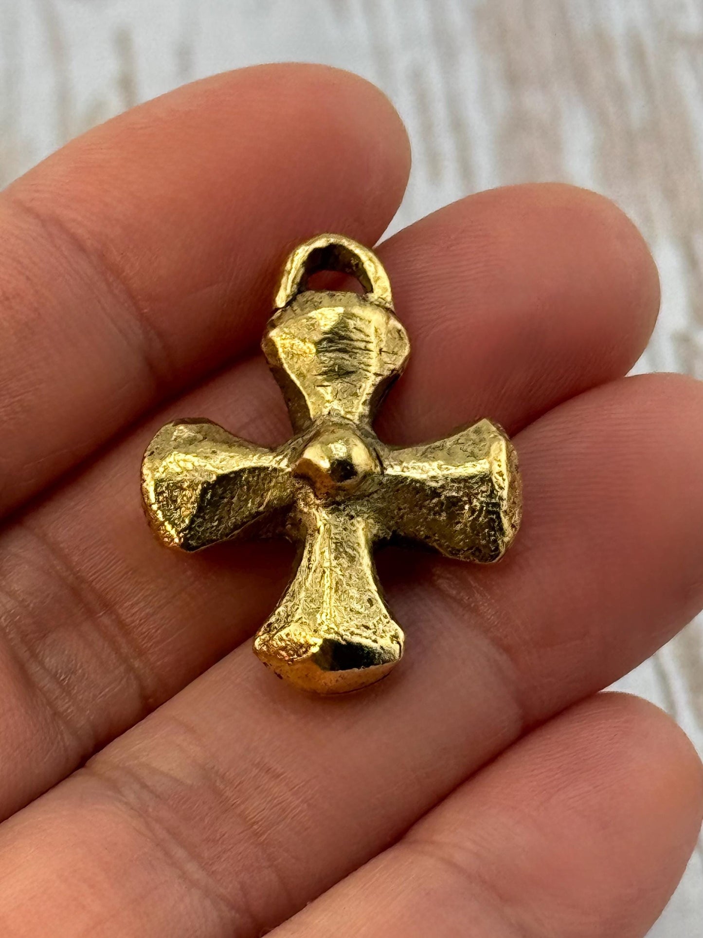 Pendentif croix épais, plaqué or 18 carats vieilli - AG120