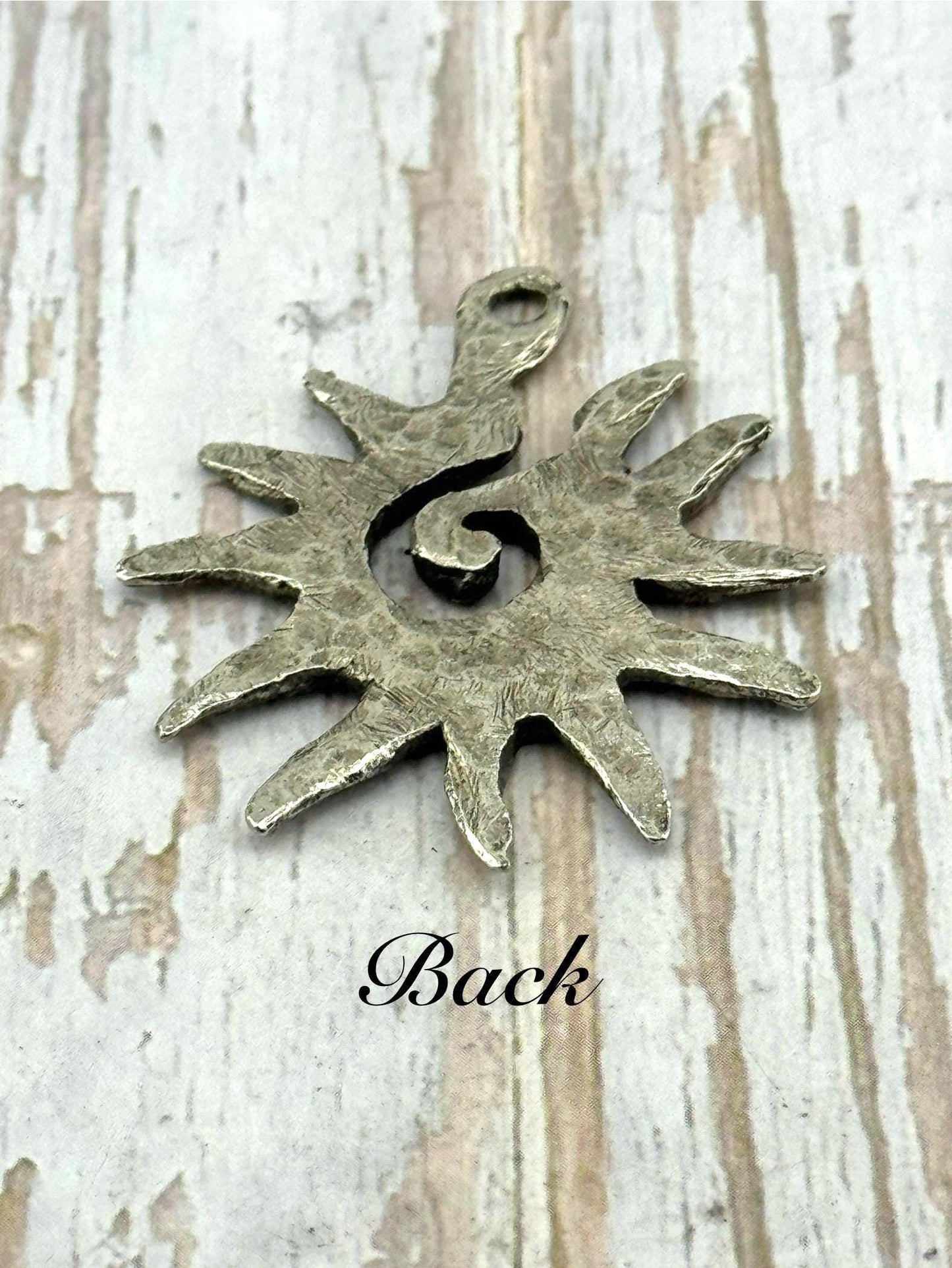 Pendentif Soleil Spirale Martelé Massif, Étain Vieilli - PT454