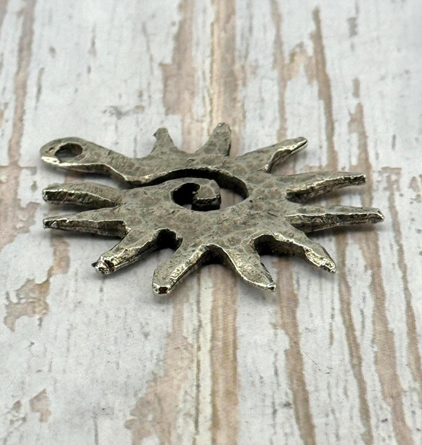 Pendentif Soleil Spirale Martelé Massif, Étain Vieilli - PT454
