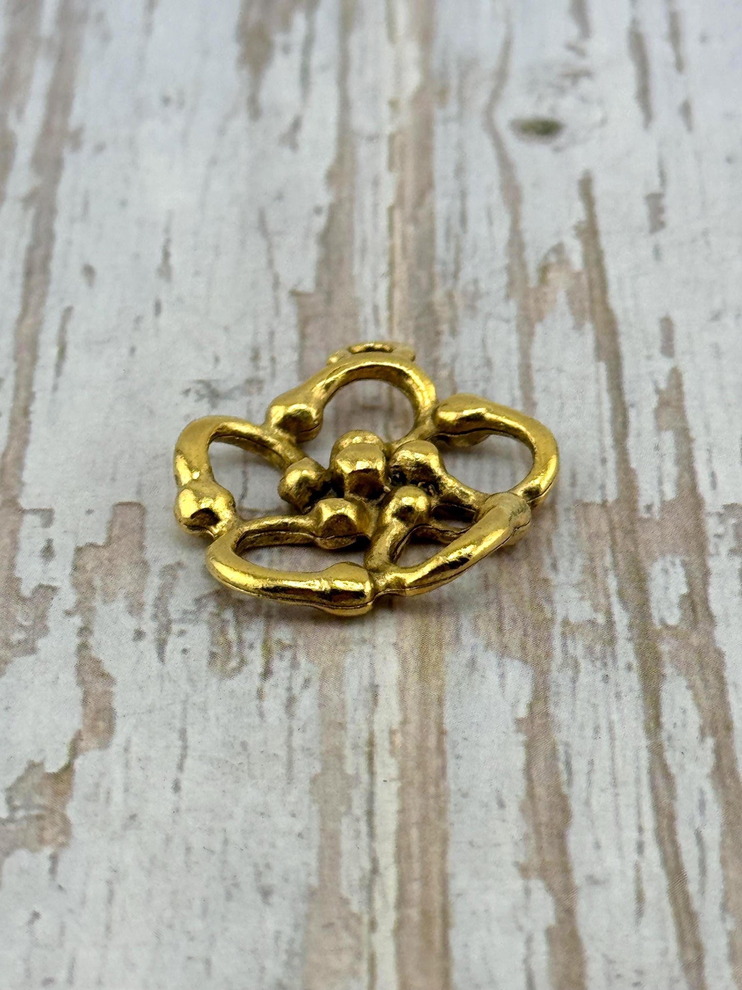 Colgante floral ligero, chapado en oro de 18 quilates envejecido - AG038