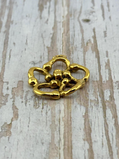 Colgante floral ligero, chapado en oro de 18 quilates envejecido - AG038