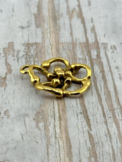 Colgante floral ligero, chapado en oro de 18 quilates envejecido - AG038