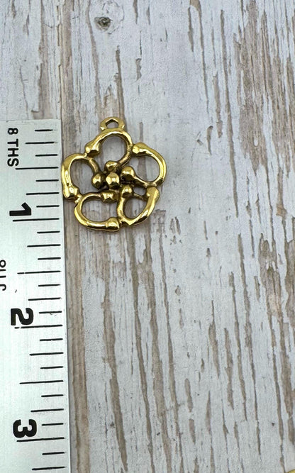 Colgante floral ligero, chapado en oro de 18 quilates envejecido - AG038