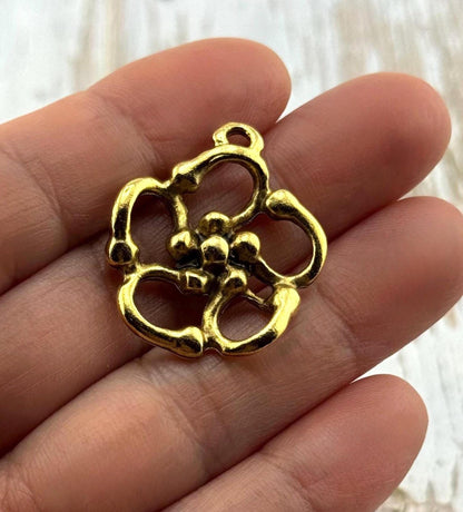 Colgante floral ligero, chapado en oro de 18 quilates envejecido - AG038