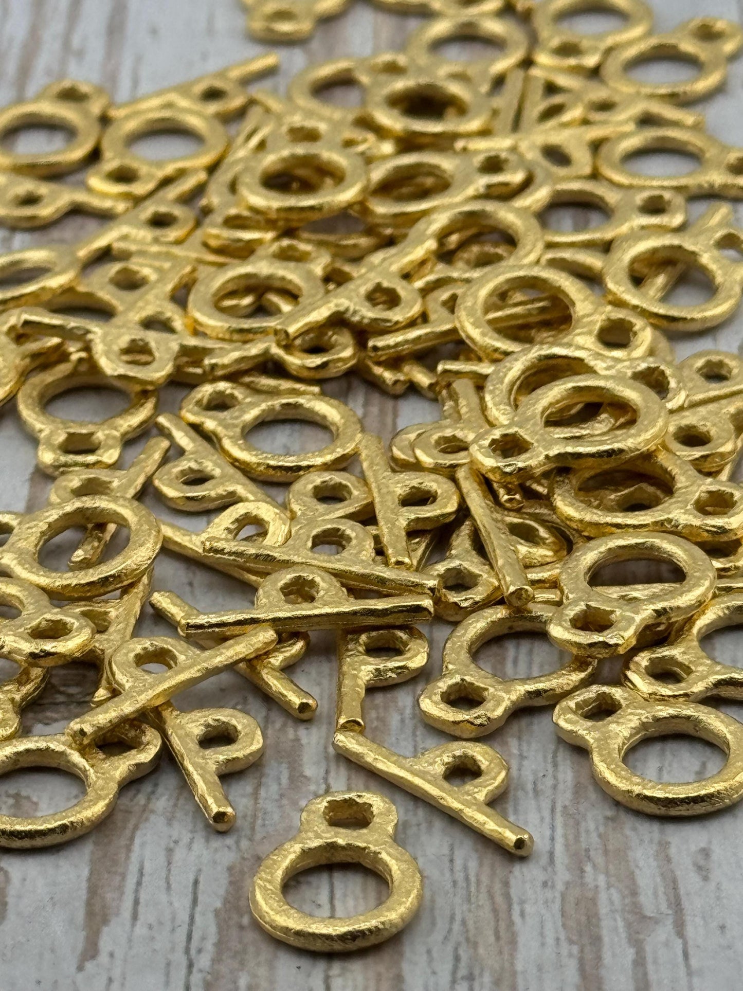 Small Round Toggle Clasp, Satin 18k Gold Plated - ST351