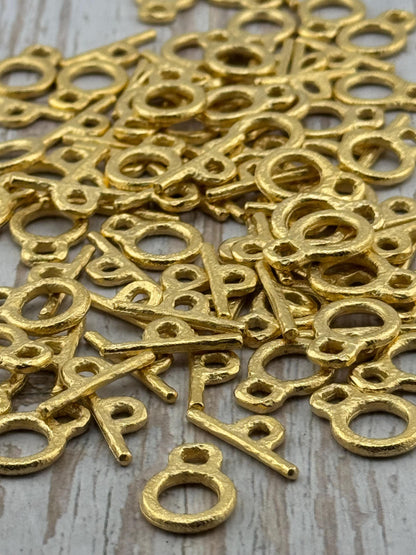 Small Round Toggle Clasp, Satin 18k Gold Plated - ST351