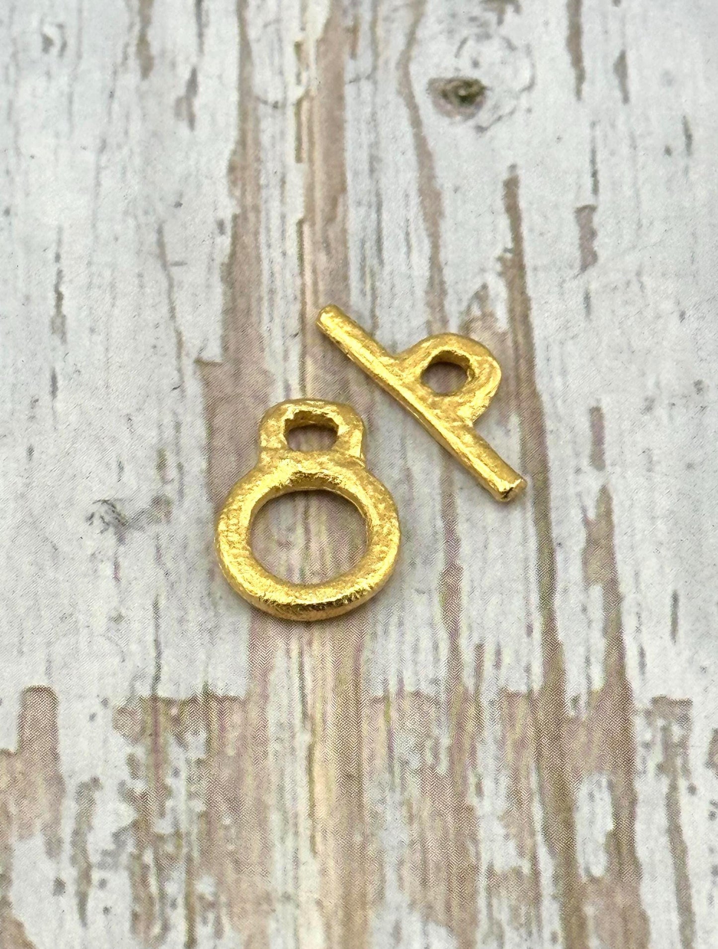 Small Round Toggle Clasp, Satin 18k Gold Plated - ST351