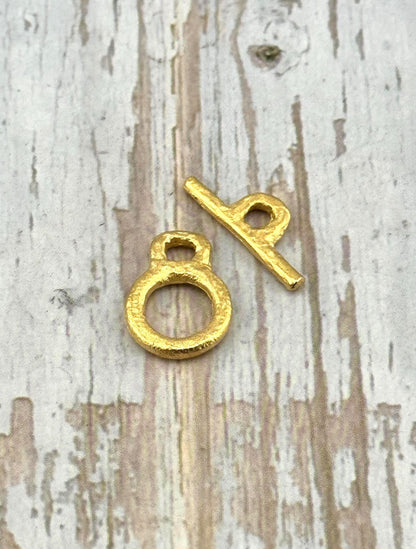 Small Round Toggle Clasp, Satin 18k Gold Plated - ST351