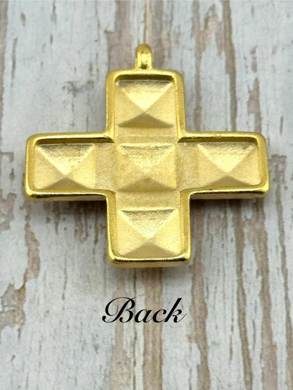 Grand charm croix carrée, Plaqué or 18 carats satiné - ST339