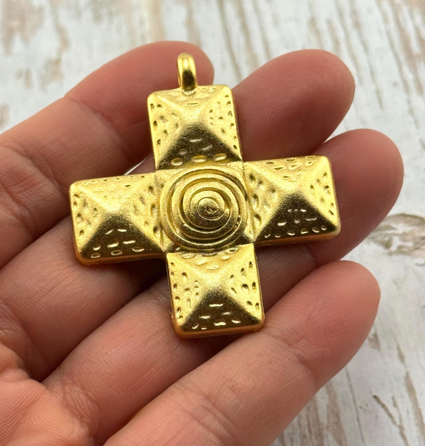 Grand charm croix carrée, Plaqué or 18 carats satiné - ST339