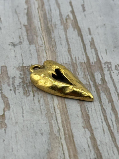 Dije Corazón Martillado, Colgante Bañado en Oro de 18K Envejecido - AG557