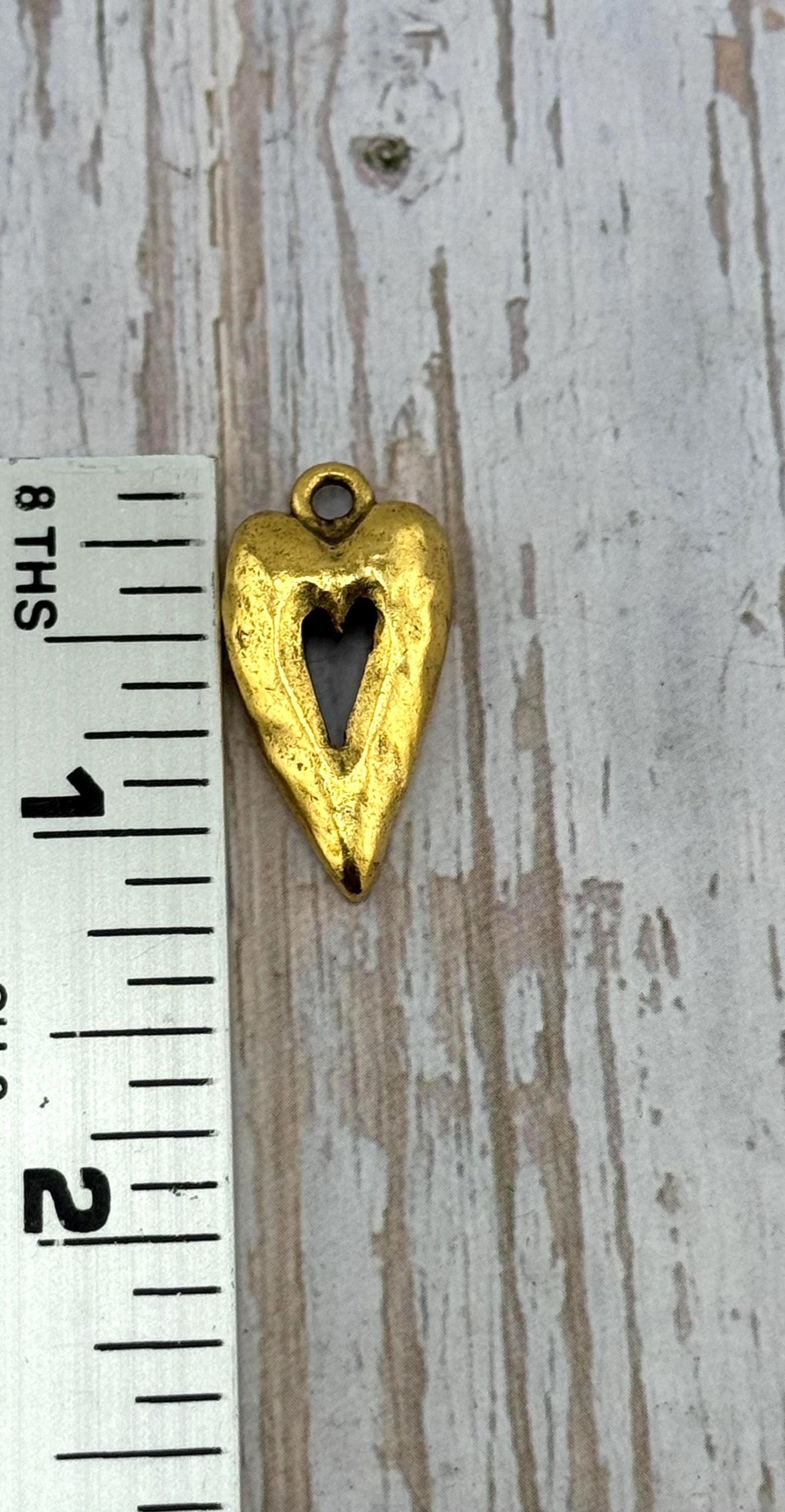 Dije Corazón Martillado, Colgante Bañado en Oro de 18K Envejecido - AG557