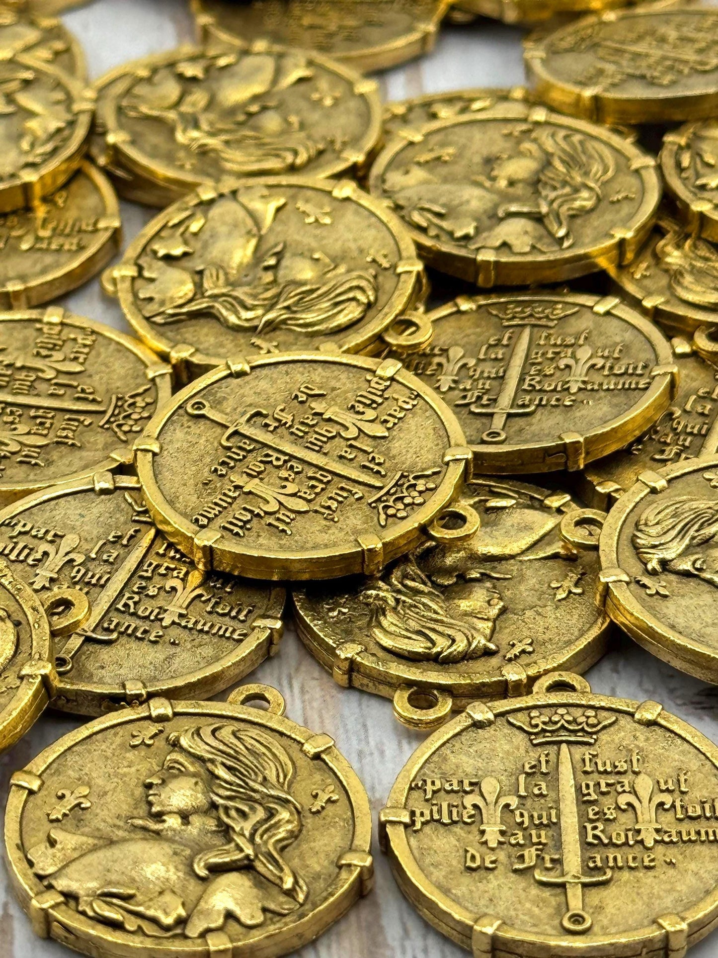 Medalla grande de Juana de Arco con marco, chapada en oro de 18k envejecido - AG152