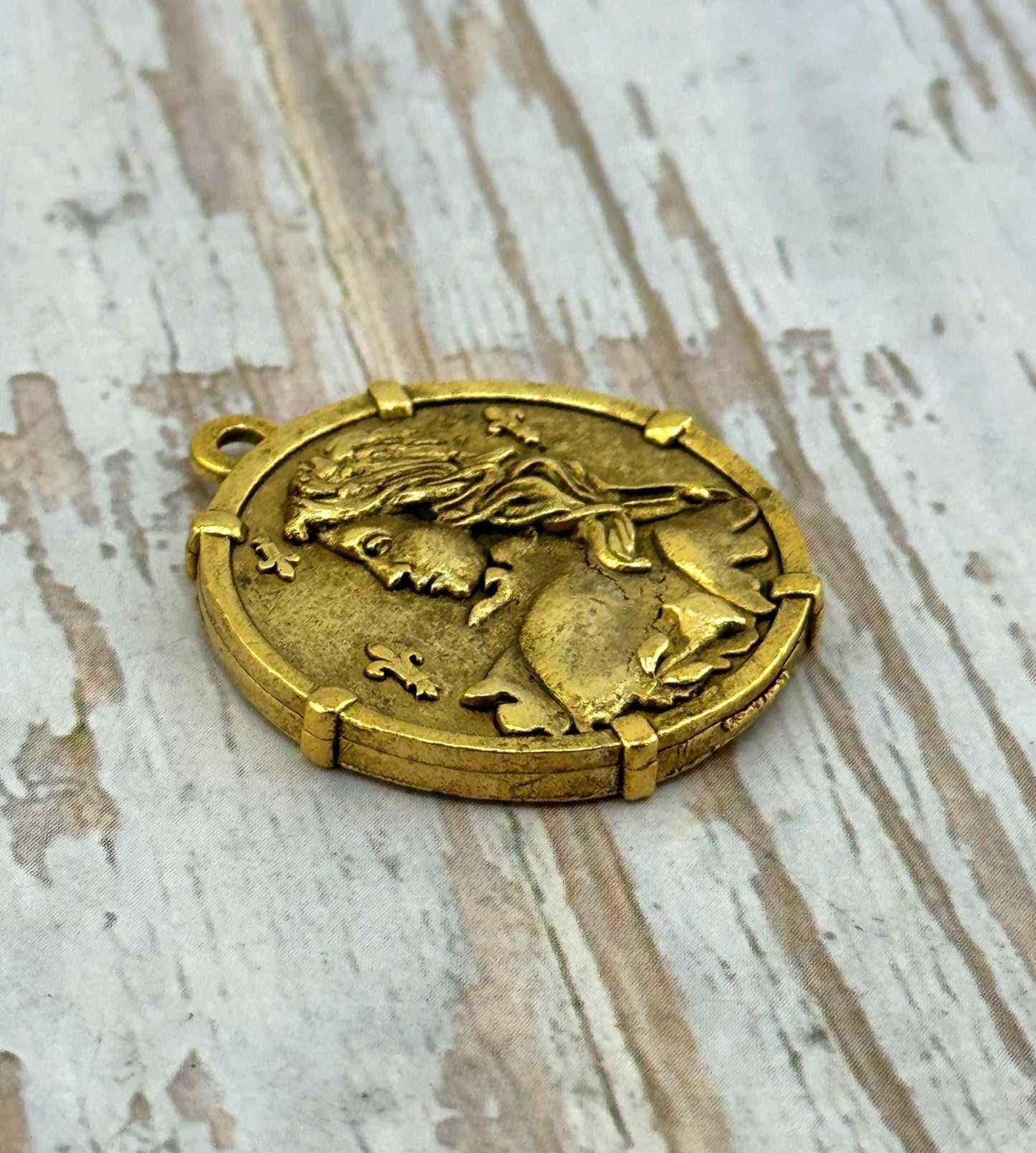 Medalla grande de Juana de Arco con marco, chapada en oro de 18k envejecido - AG152