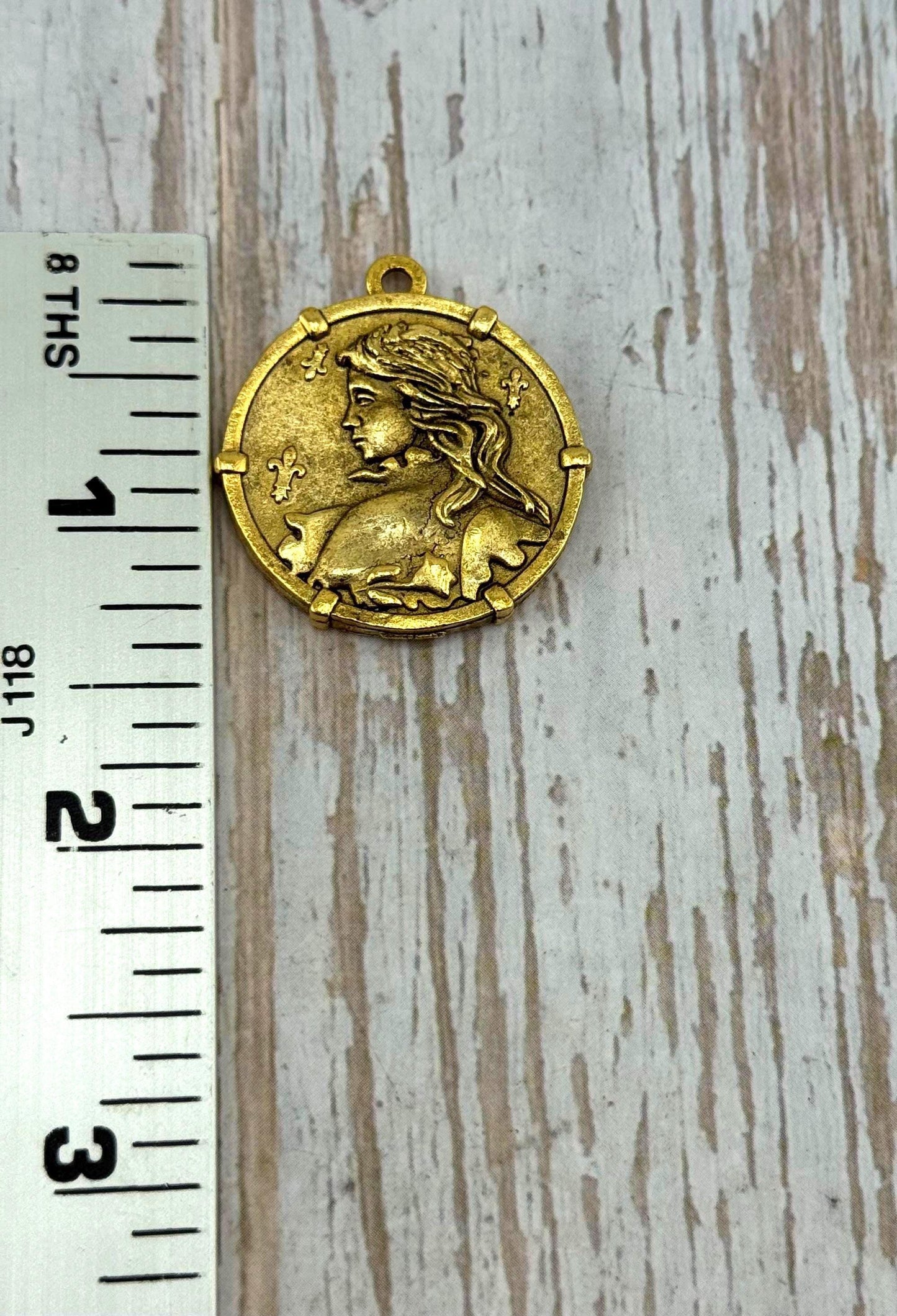 Medalla grande de Juana de Arco con marco, chapada en oro de 18k envejecido - AG152