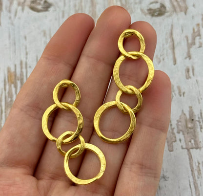 Boucles d'oreilles pendantes à anneaux entrelacés, plaqué or 18 carats satiné - ST690