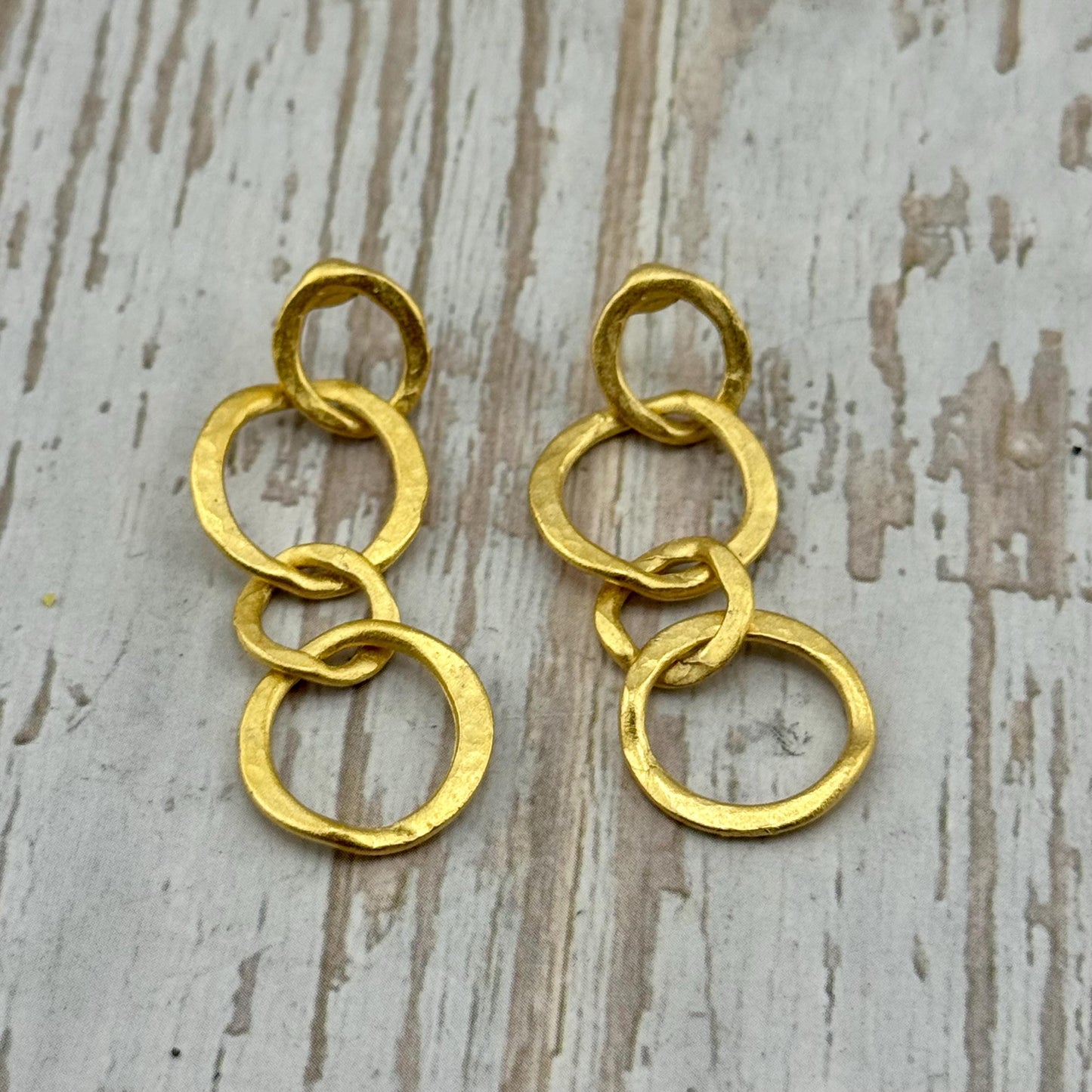Boucles d'oreilles pendantes à anneaux entrelacés, plaqué or 18 carats satiné - ST690