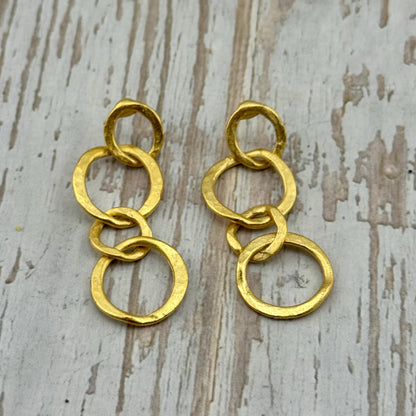 Boucles d'oreilles pendantes à anneaux entrelacés, plaqué or 18 carats satiné - ST690