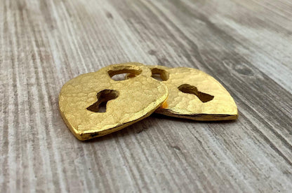 Breloque cœur cadenas martelé, plaqué or 18 carats satiné - ST292